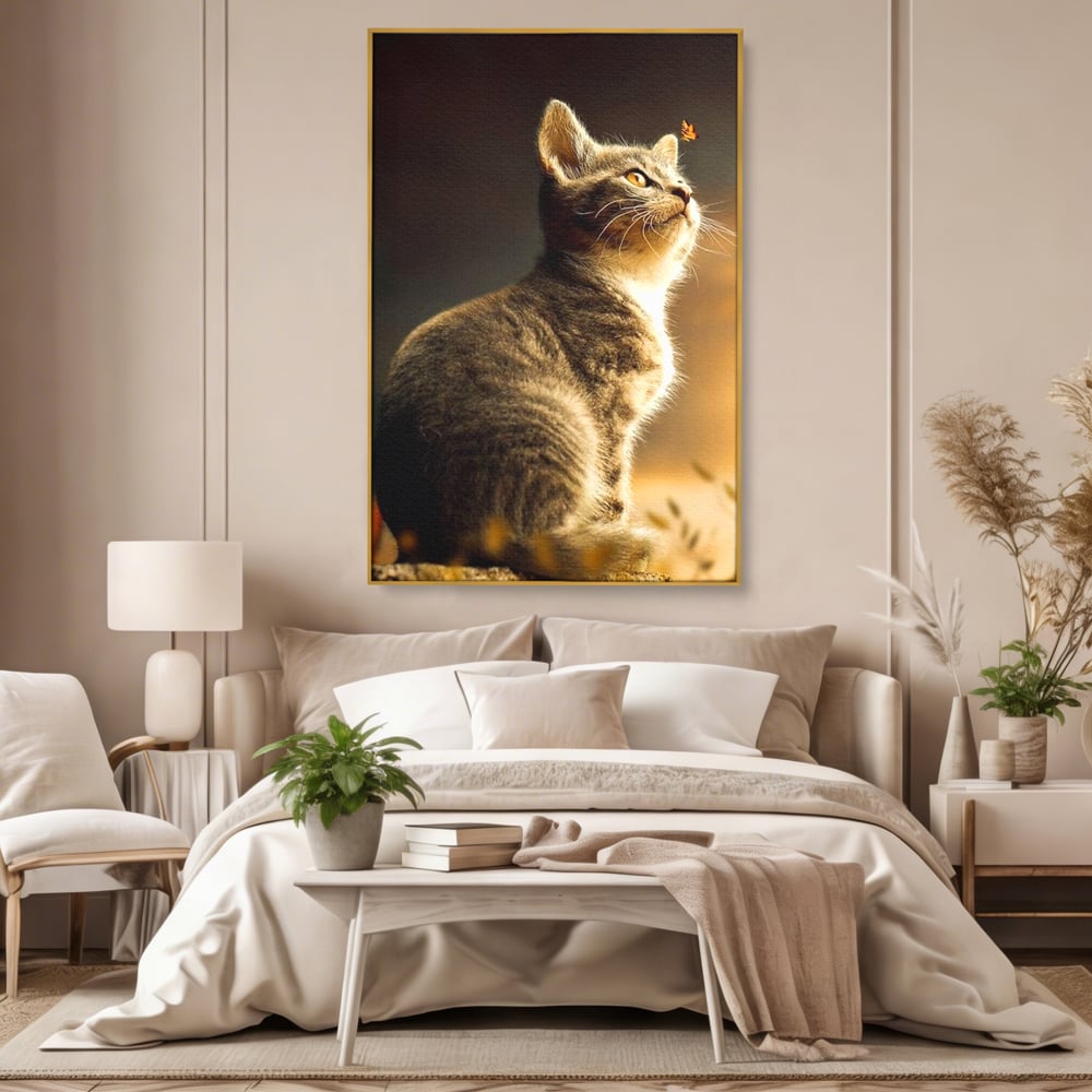 Tablou canvas cu tablou canvas cu pisica si fluture, in rama de aluminiu auriu, pe perete intr-un dormitor